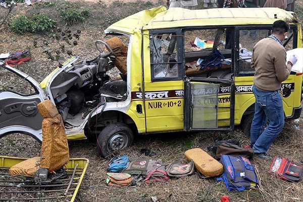 Okul servisiyle kamyon çarpıştı: 24 ölü