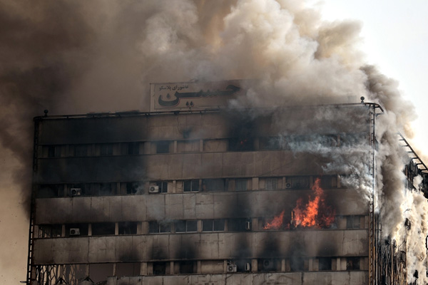 İran'da 17 katlı iş yeri çöktü: 30 itfaiyeci öldü