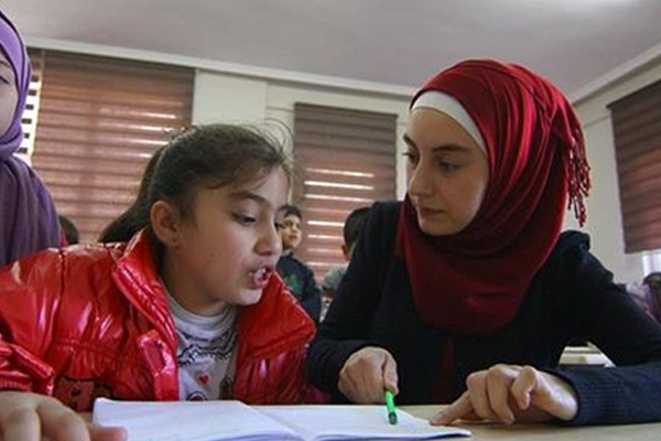 Suriyeli eczacı çocuklara gönüllü öğretmenlik yapıyor