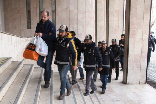 17 öğretmen FETÖ’den tutuklandı