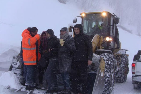 9 öğretmen karda mahsur kaldı