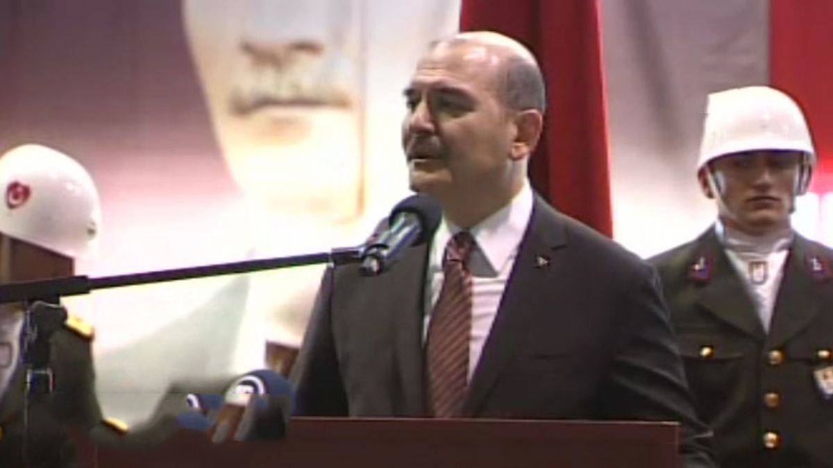 Soylu konuşurken arkasındaki asker canlı yayında bayıldı!