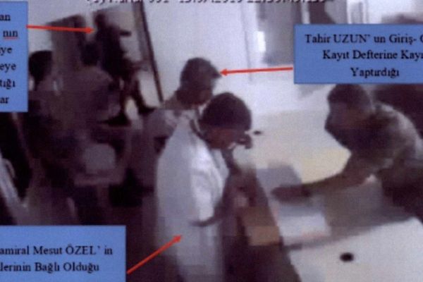 Deniz Harp Okulu Komutanı Özel'in elleri böyle kelepçelendi