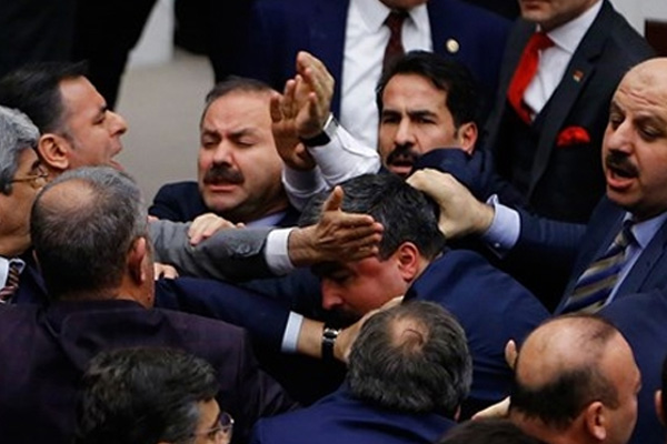 Meclis'te yine kavga