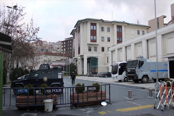 AK Parti binası önünde önlemler artırıldı