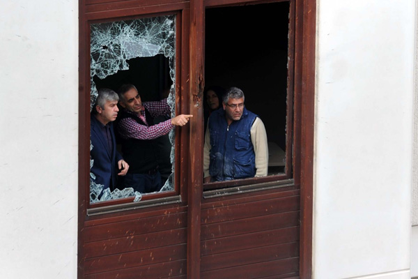 AK Parti'ye yapılan saldırının izleri