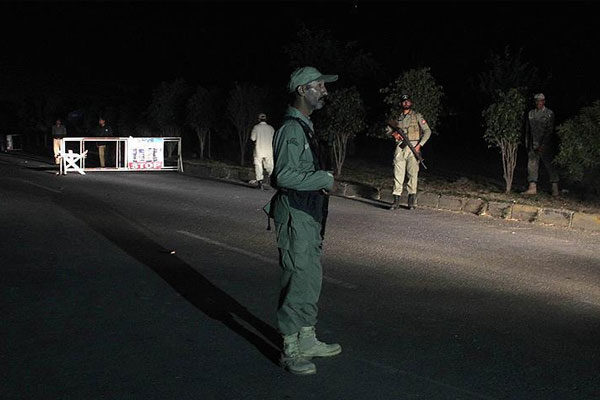 Pakistan Hint askerini teslim etti