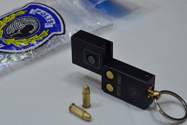 Polisin ele geçirdiği 'anahtarlık tabanca' şaşırttı