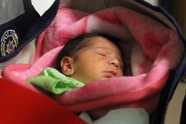 Sokağa terk edilen bebek, donmak üzereyken bulundu