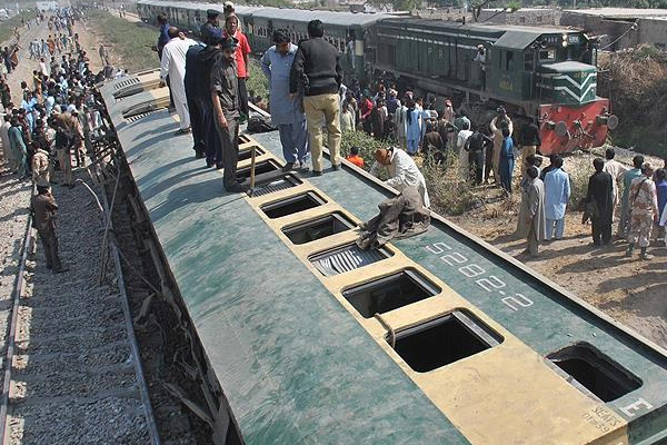 Hindistan'da tren kazası: 36 ölü