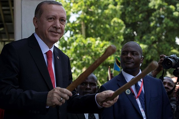 Erdoğan, geleneksel Tanzanya davulu çaldı