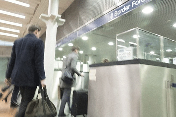 'Elinizi kolunuzu sallayarak İngiltere'ye girebilirsiniz'