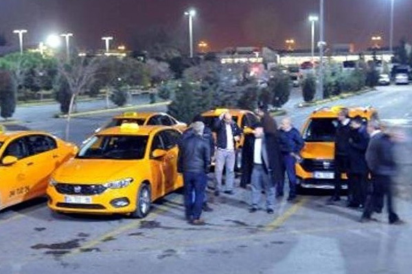 Taksicilerden havaalanında 'indi-bindi' protestosu