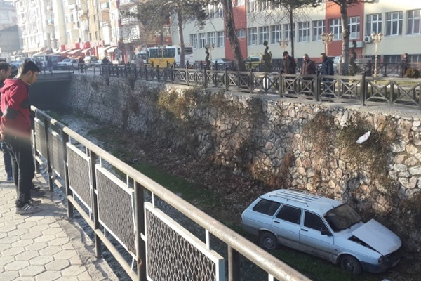 Tokat’ta otomobil dereye uçtu