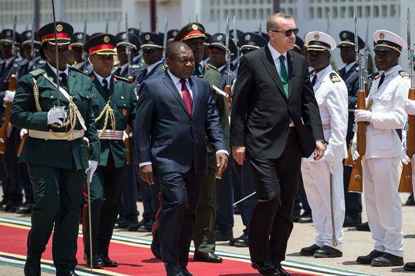 Erdoğan Mozambik'te resmi törenle karşılandı