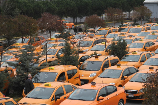 Taksicilerinden ’indi-bindi’ protestosu