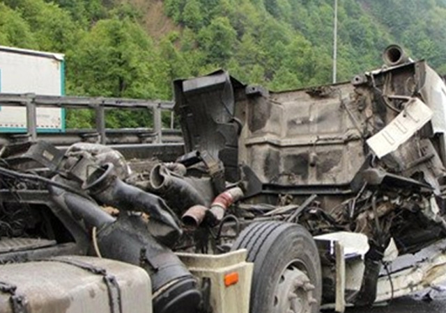 TEM'de İstanbul yönü ulaşıma kapandı