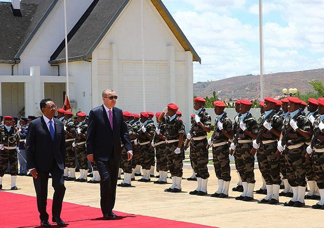 Erdoğan Madagaskar'da resmi törenle karşılandı