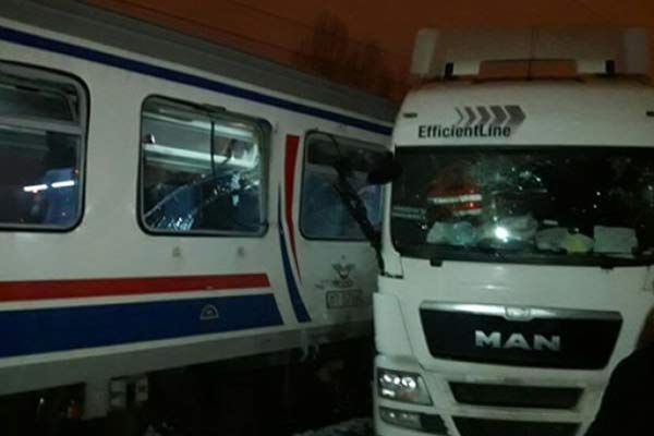 Yolcu treni tıra çarptı