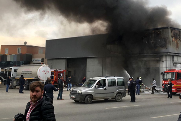 Adana'da plastik eşya deposunda yangın