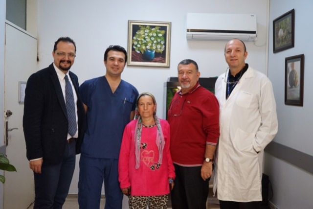 Koltuk altından ses tellerine zarar vermeden tiroid ameliyatı