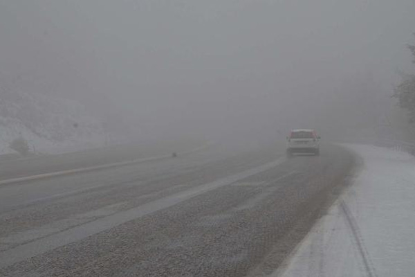 Denizli'de sis ve kar sürücüleri zorladı