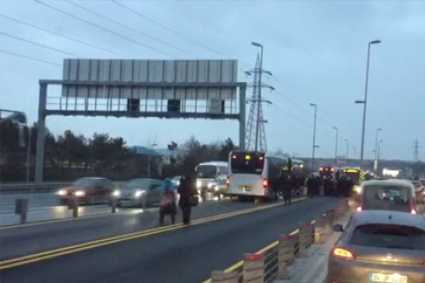 Metrobüs yolunda kaza