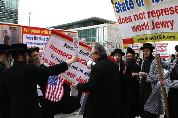 BM önünde Yahudiler arasında arbede