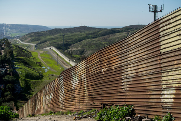 Duvar örülecek olan ABD-Meksika sınırında şimdi ne var?