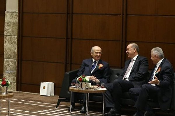 Devlet Bahçeli, AK Parti'nin kitapçığında neden yer aldı?