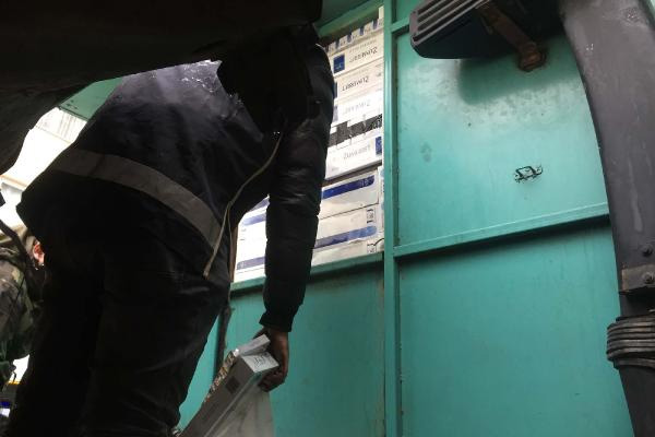 İzmir'de kaçak sigara operasyonu