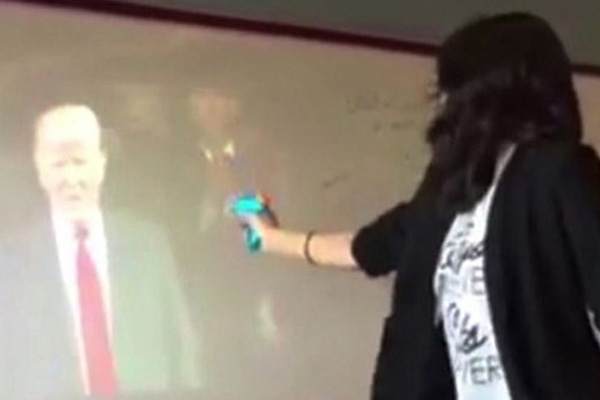 Öğrencilerinin önünde Trump'a 'silah çekti': Öl