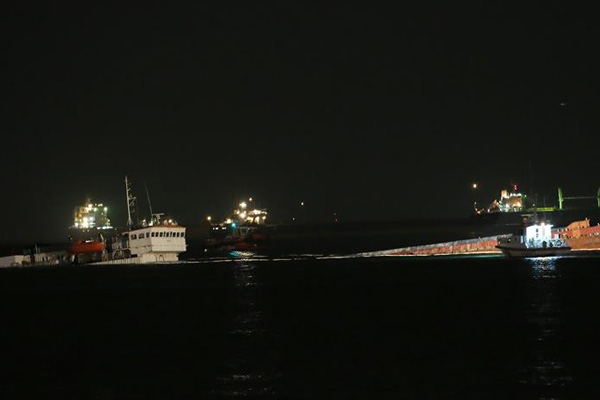 Zeytinburnu açıklarında gemi batıyor
