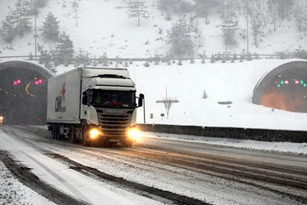 Bolu Dağı'nda kar yağışı sürüyor