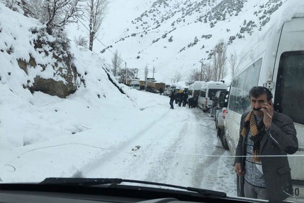 Karayoluna 4 noktada çığ düştü