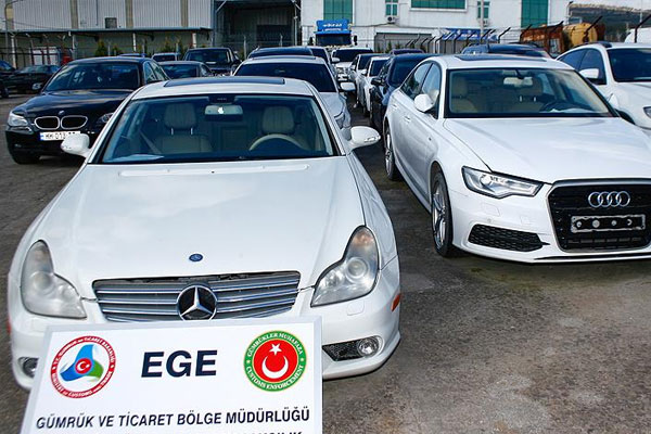 Lüks otomobiller gümrüğe takıldı