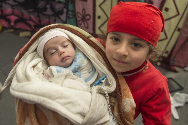 Suriyeli çocuklar yaşadıklarını unutmaya çalışıyor