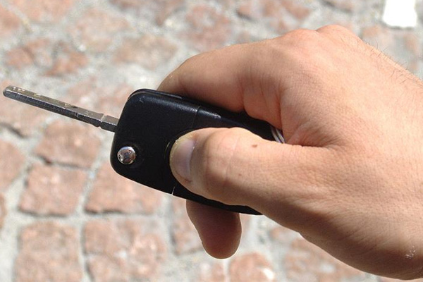 Çalınan arabasını almak için para ödeyecek