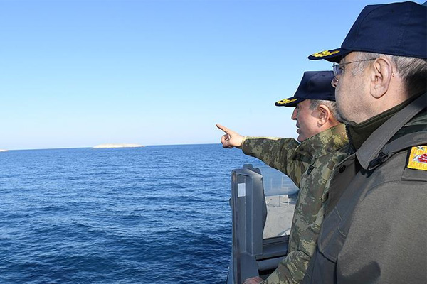 Orgeneral Akar Ege'de gemileri denetledi