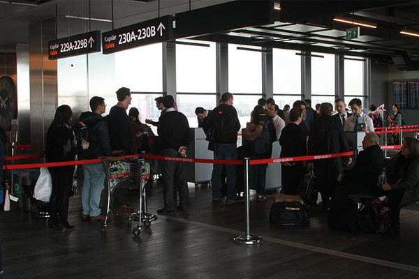 Trump'ın kararı bazı yolcuların seyahatine engel oldu