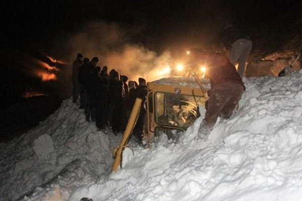 Hakkari’de karla mücadele ekibinin üzerine çığ düştü