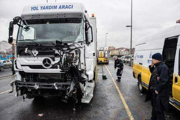 Metrobüs ile yol yardım aracı çarpıştı
