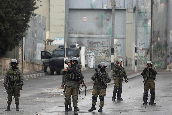 İsrail 22 Filistinliyi gözaltına aldı