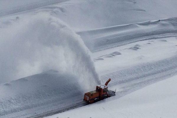 Van'da karayoluna çığ düştü