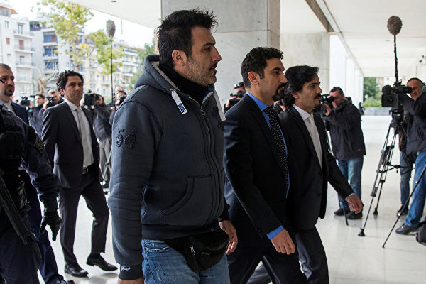 Darbeci askerlerden Yunanistan'a talep!