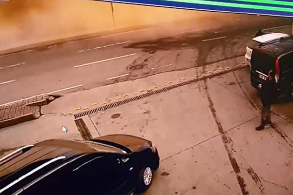 Beyoğlu’nda bina çöktü: 2 yaralı