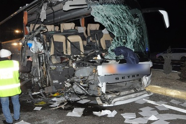 Uşak’ta otobüs kamyona arkadan çarptı