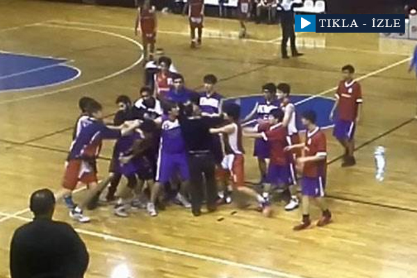 Basketbolcular yumruk yumruğa kavga etti