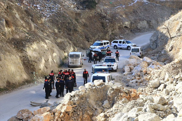 Polisten kaçan şüpheliler yayayı ezdi