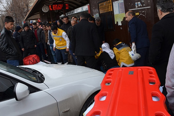 Otomobil otobüs durağında bekleyenlere çarptı